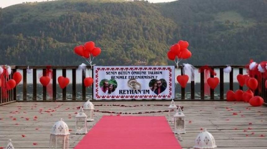 Abant G&ouml;l&uuml;'ndeki Iskelede Evlilik Teklifi