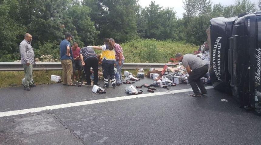 Tır Devrildi, Trafikte Kuyruk Uzadı