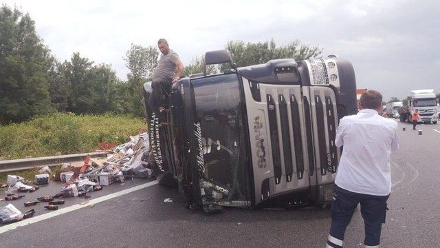 Tır Devrildi, Trafikte Kuyruk Uzadı