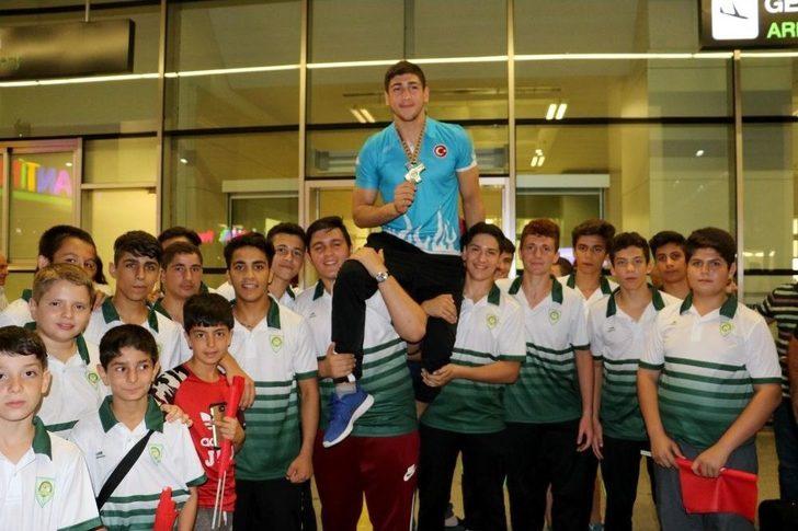 Avrupa Şampiyonu Mert Şişmanlar, Davul Zurnalarla Karşılandı G4