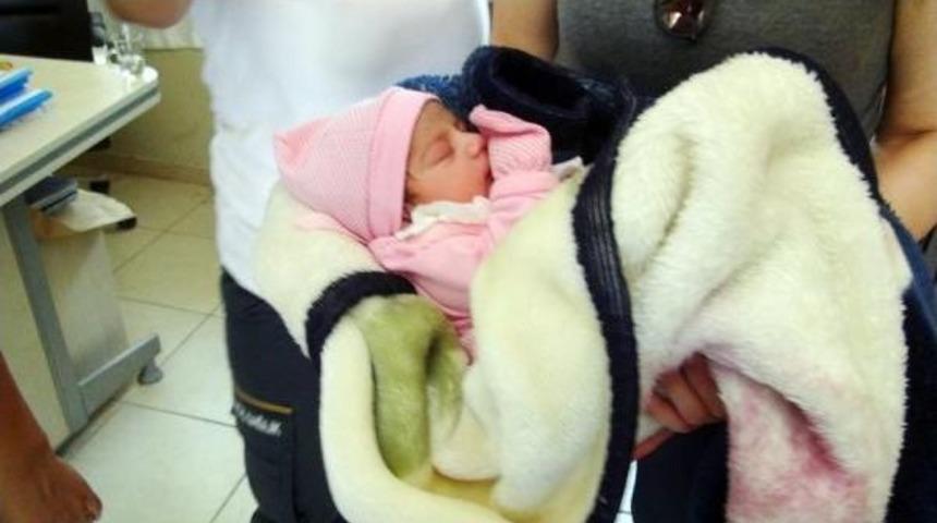 Şanlıurfa&rsquo;Da 2 G&uuml;nl&uuml;k Bebeği Parkta Bıraktılar