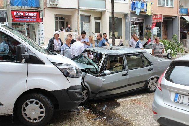 Karşı Şeritten Gelen Araca Çarparak Durabildi