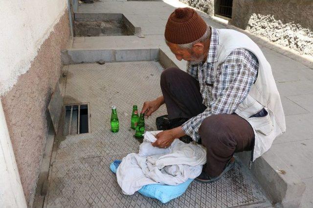 Geçimini Yarım Asırdır Sülük Satarak Sağlıyor