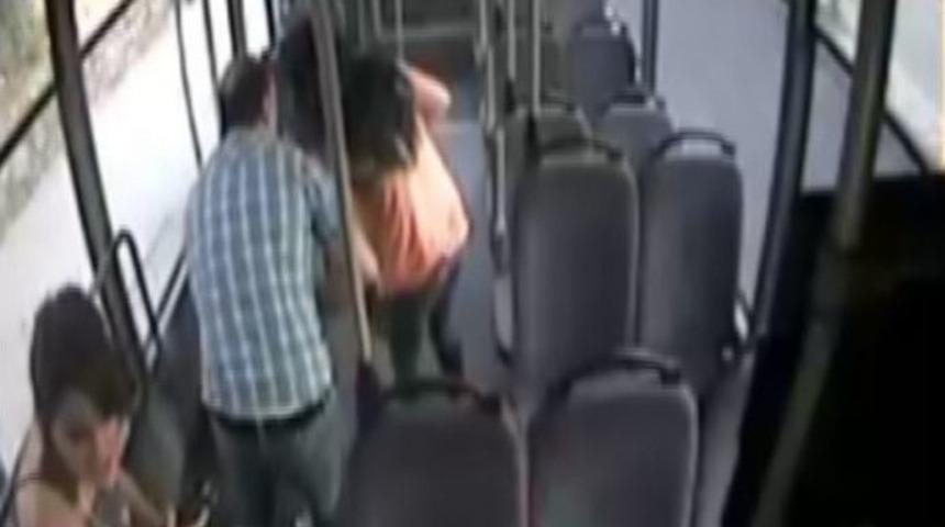 Şof&ouml;re Sinirlenen Kadın Yolcu Otob&uuml;s&uuml; Taş Yağmuruna Tuttu