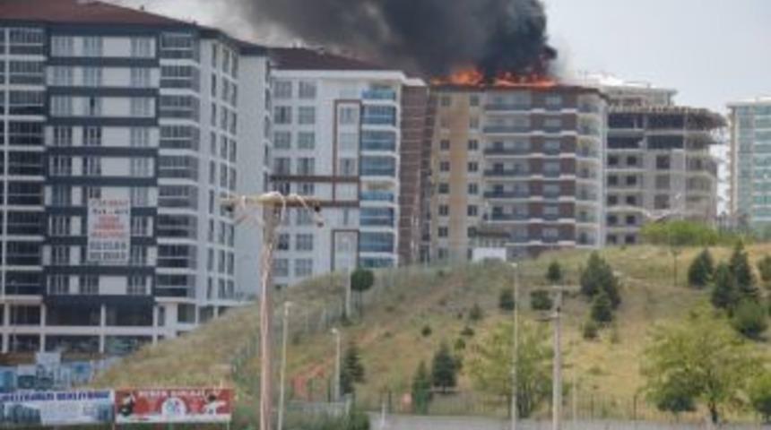 Kırıkkale&rsquo;de 12 Katlı Apartmanın &Ccedil;atısında Yangın