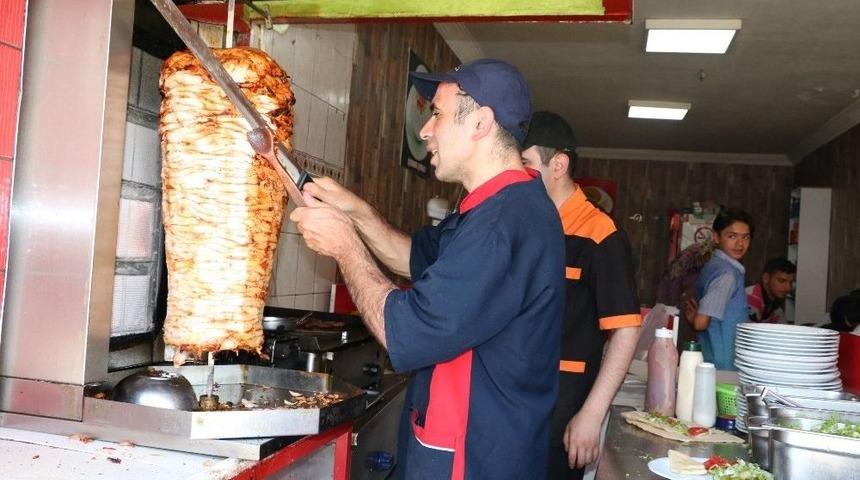 Hem Kendilerini Hem De Dönerleri Pişiriyorlar