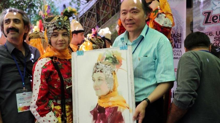 D&uuml;nyaca &Uuml;nl&uuml; Ressam Liu Yu, Gaziantepli Duygu&rsquo;nun Resmini &Ccedil;izdi