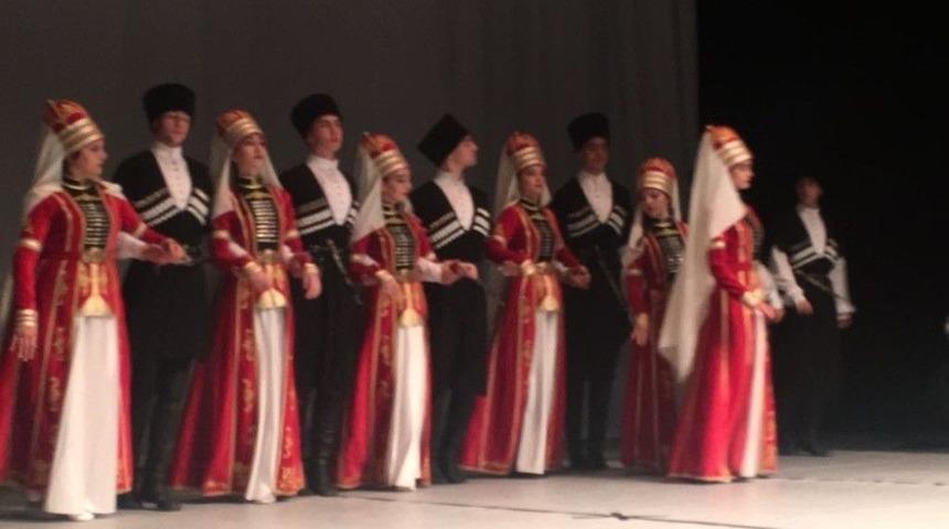 Kayseri&rsquo;de Kafkas Halk Dansları Topluluğu R&uuml;zgarı Esti