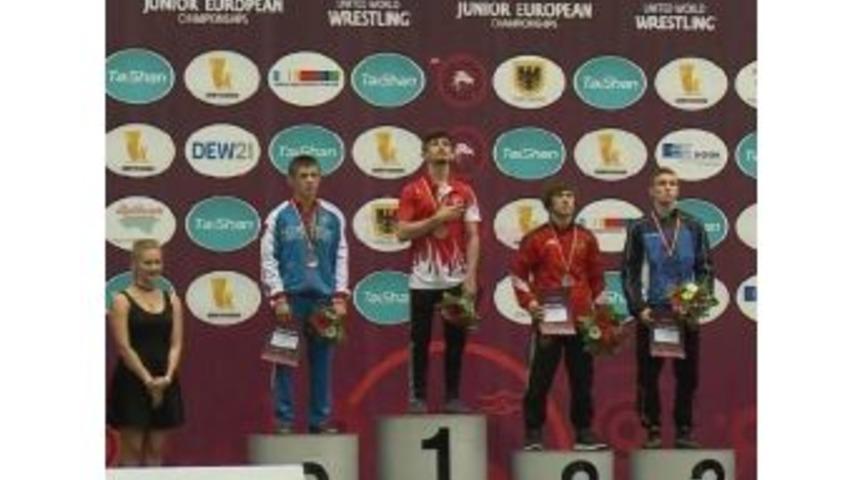 Akhisar'ın G&uuml;reşte Altın &Ccedil;ocuğu Kemal