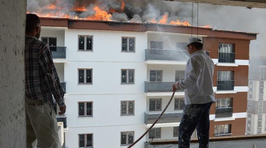 12 Katlı Binanın Yanan &Ccedil;atısı Korku Dolu Anlar Yaşattı