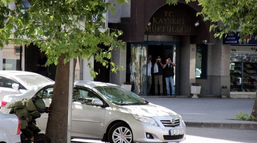 Bohba İmha Uzmanını G&ouml;rd&uuml;ler Telefonlara Sarıldılar