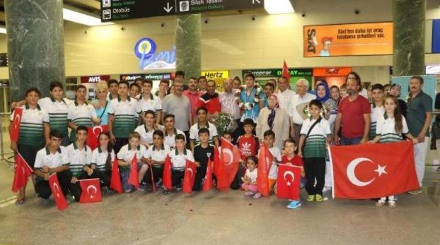 Manisalı Şampiyon Judocu Mert'e Davul Zurna S&uuml;rprizi