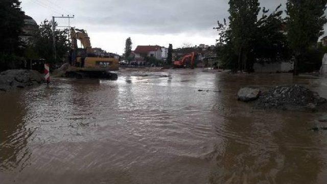 Çınarcık'ta Yağış Su Baskınına Neden Oldu (3)