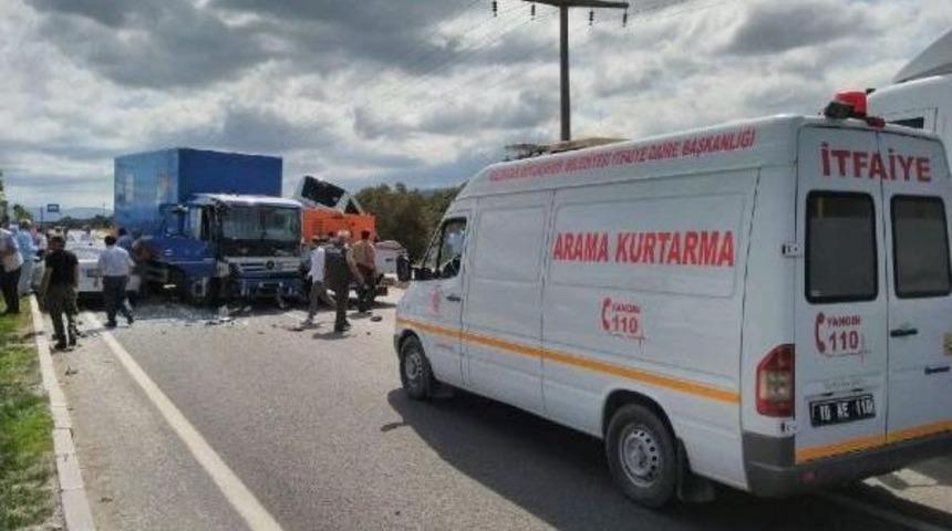 Karşı Şeride Ge&ccedil;en Kamyon 3 Ara&ccedil;la &Ccedil;arpıştı: 5 Yaralı