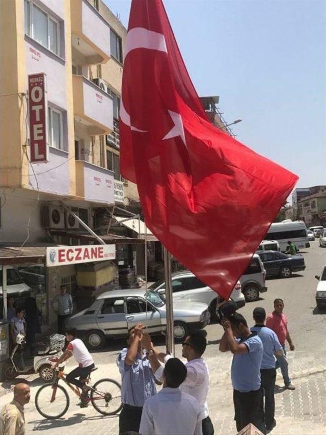 11 Mayıs Şehitler Anıtına Türk Bayrağı Asıldı