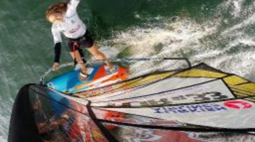 R&uuml;zgarın Prensesi S&ouml;rfde Bodrum'da Yine Zirvede