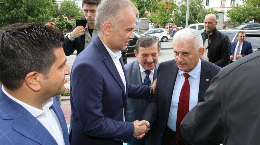 Başbakan Binali Yıldırım, &Ccedil;ekmek&ouml;y Belediyesi&rsquo;ni Ziyaret Etti