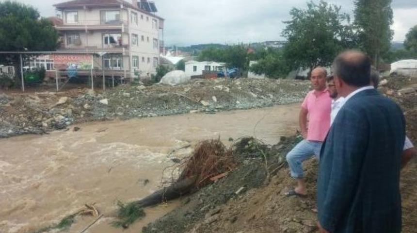 &Ccedil;ınarcık'ta Yağış Su Baskınına Neden Oldu (4)