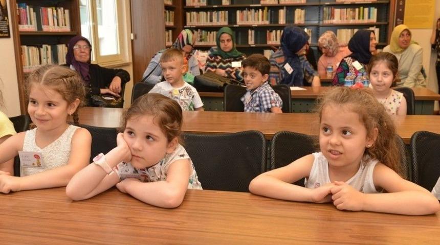 Nil&uuml;ferli Minikler Ebeveynleriyle K&uuml;t&uuml;phanede