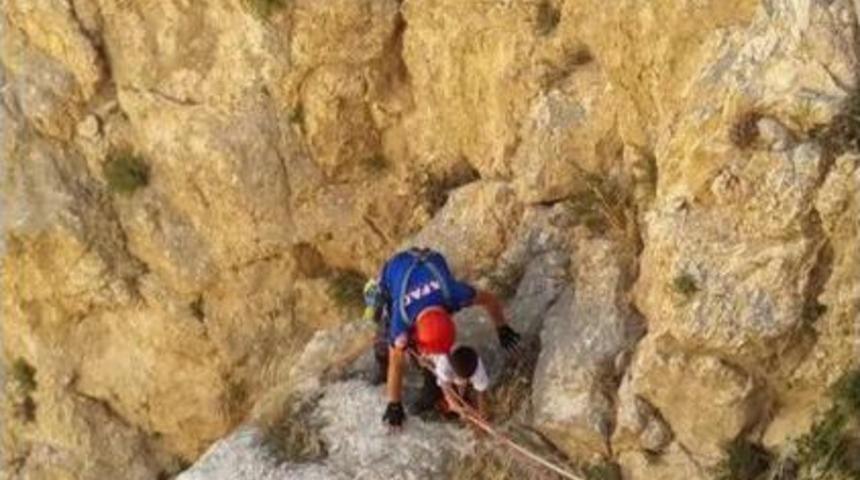 Van Kalesi&rsquo;nde Mahsur Kalan &Ccedil;ocuk Afad Ekipleri Tarafından Kurtarıldı