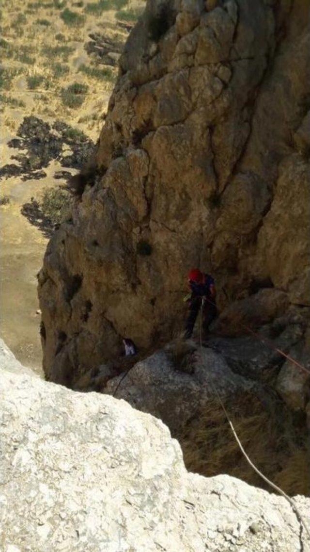 Van Kalesi’nde Mahsur Kalan Çocuk Afad Ekipleri Tarafından Kurtarıldı