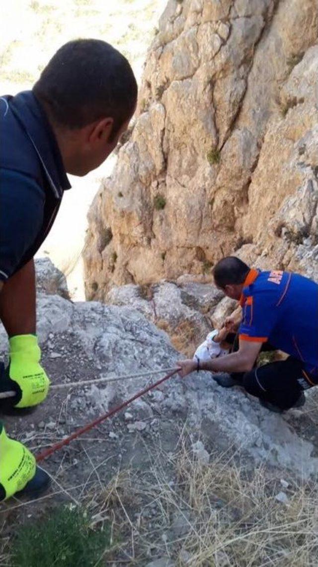 Van Kalesi’nde Mahsur Kalan Çocuk Afad Ekipleri Tarafından Kurtarıldı