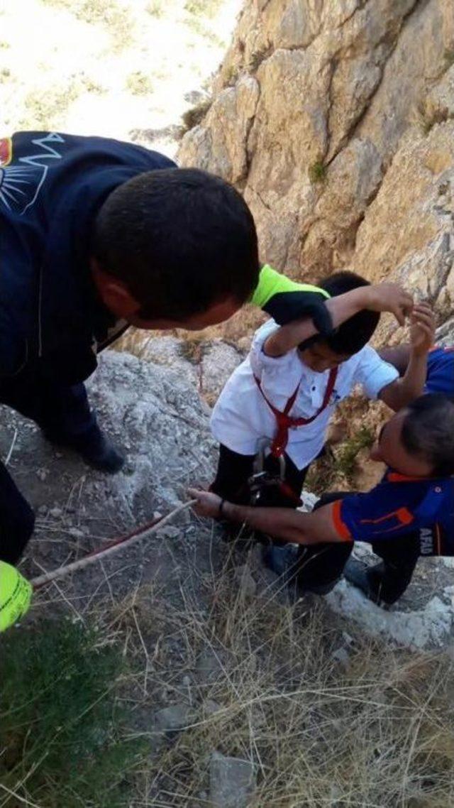 Van Kalesi’nde Mahsur Kalan Çocuk Afad Ekipleri Tarafından Kurtarıldı