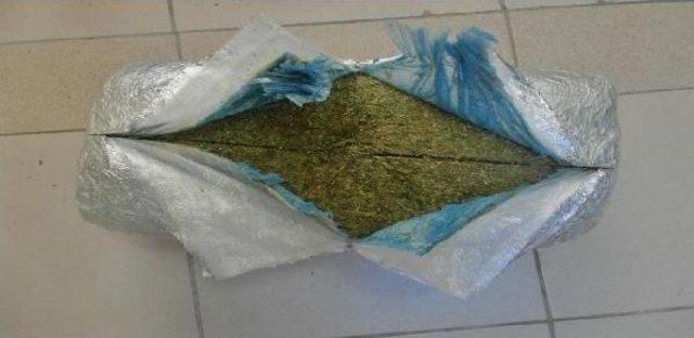 İzmir'de 6.5 Kilo Esrar, 225 Ecstasy Hap Ele Geçirildi