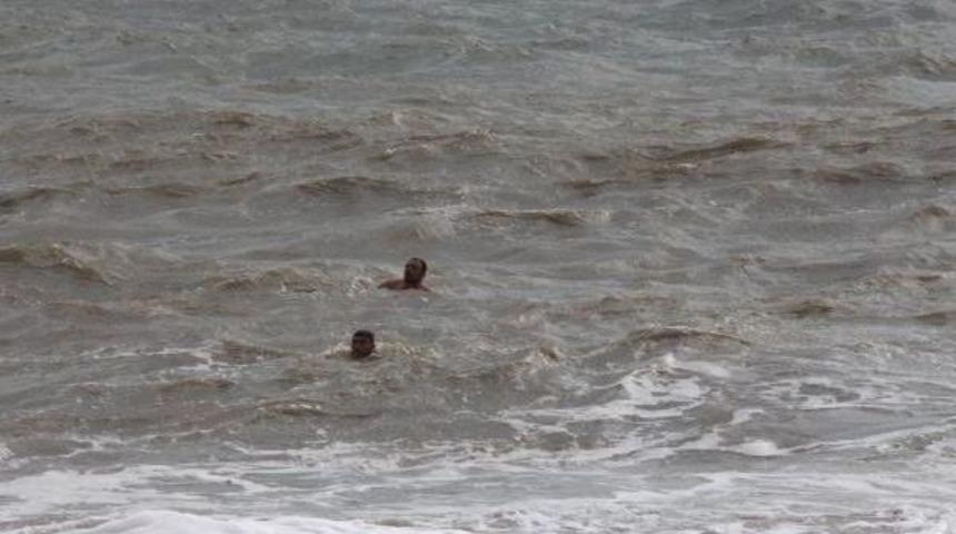 Dalgaların S&uuml;r&uuml;klediği Iki Kuzen Kurtarıldı