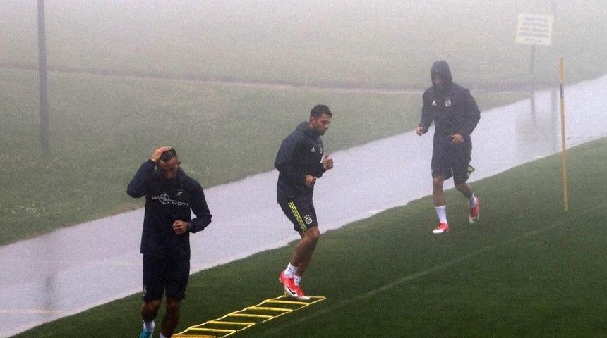 Fenerbah&ccedil;e Sis Altında &Ccedil;alıştı