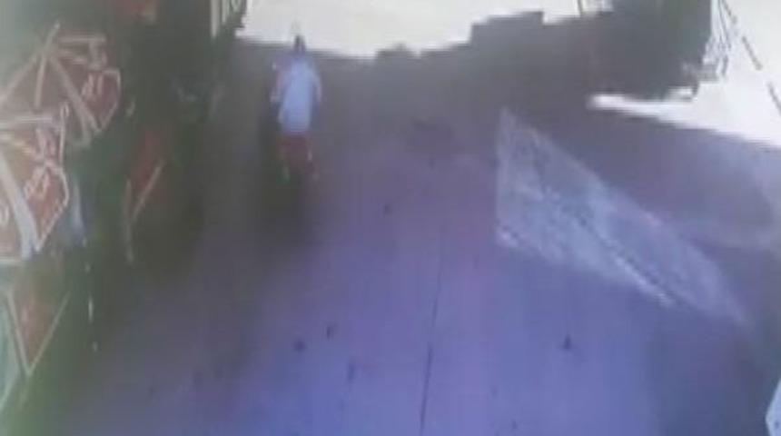 Freni Patlayan Motosikletin Kaza Anı Kameralara Yansıdı