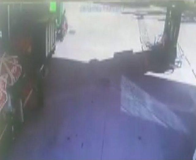 Freni Patlayan Motosikletin Kaza Anı Kameralara Yansıdı 1