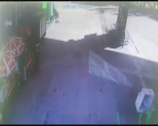 Freni Patlayan Motosikletin Kaza Anı Kameralara Yansıdı 2