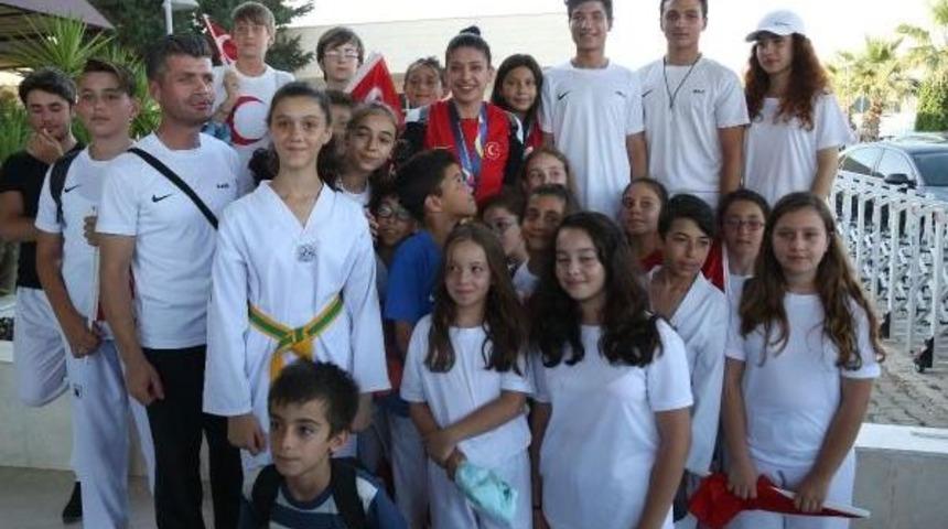 D&uuml;nya Şampiyonu Tekvandocu &Ccedil;i&ccedil;eklerle Karşılandı