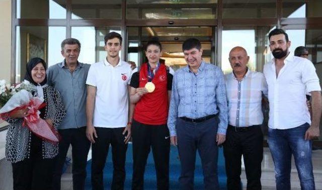 D&uuml;nya Şampiyonu Tekvandocu &Ccedil;i&ccedil;eklerle Karşılandı 2