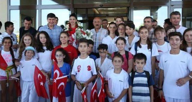 D&uuml;nya Şampiyonu Tekvandocu &Ccedil;i&ccedil;eklerle Karşılandı 3