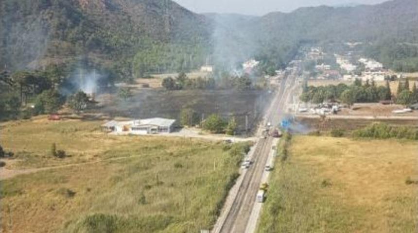 Marmaris&rsquo;te Tarla Yangını B&uuml;y&uuml;meden S&ouml;nd&uuml;r&uuml;ld&uuml;