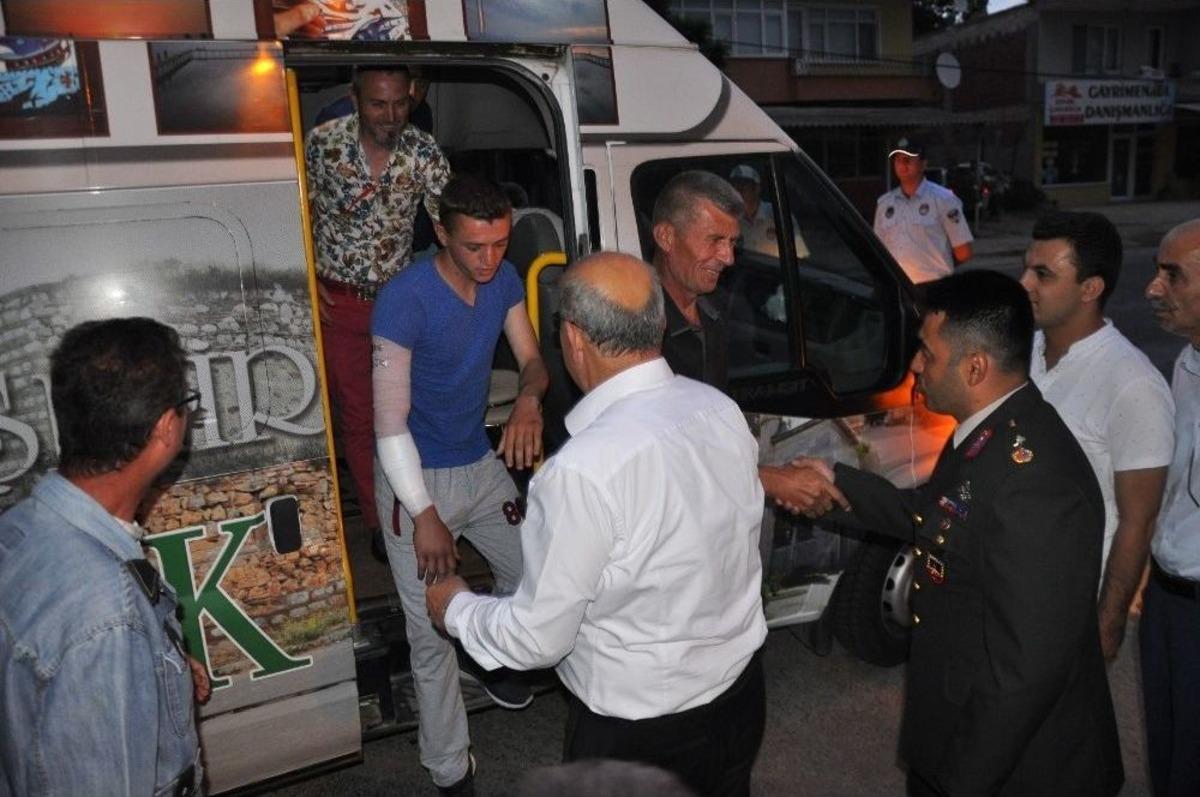 Terhisine 30 G&uuml;n Kala Patlamada Yaralanan Askere Karşılama