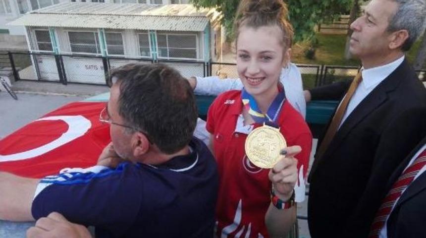 D&uuml;nya Şampiyonu, Memleketinde Coşkuyla Karşılandı