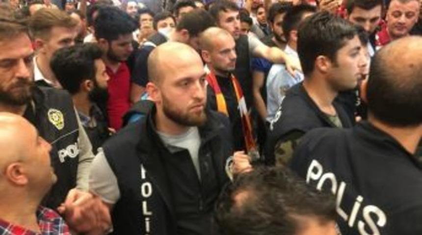 Sneijder, Coşkuyla Karşılandı