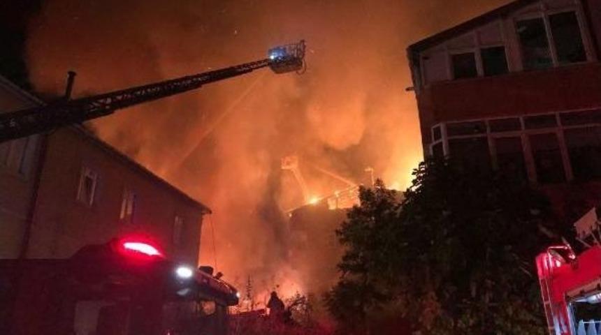 &Uuml;mraniye'de Korkutan Yangın