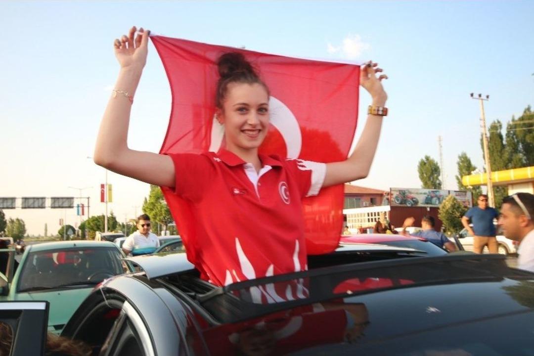 D&uuml;nya Şampiyonu Tekvandocu Ağrıs&rsquo;a Memleketinde Coşkulu Karşılama