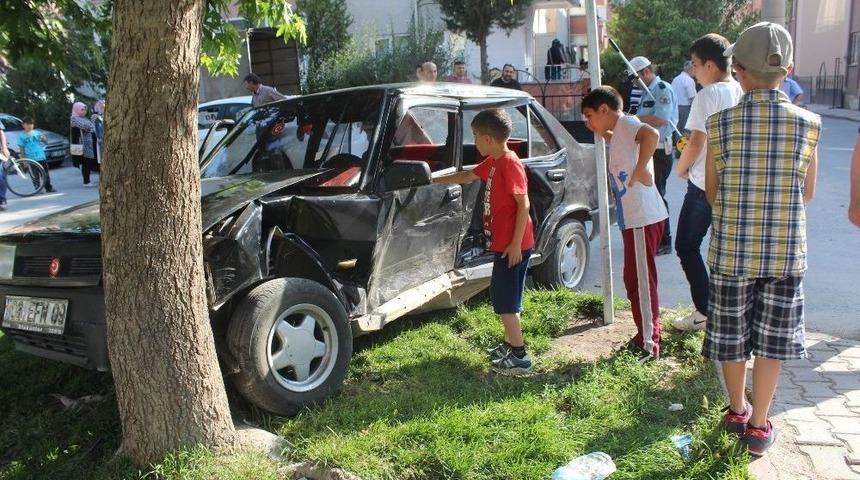 Otomobiller &Ccedil;arpıştı, Mahallenin &Ccedil;ocuklar Kazayı İnceledi
