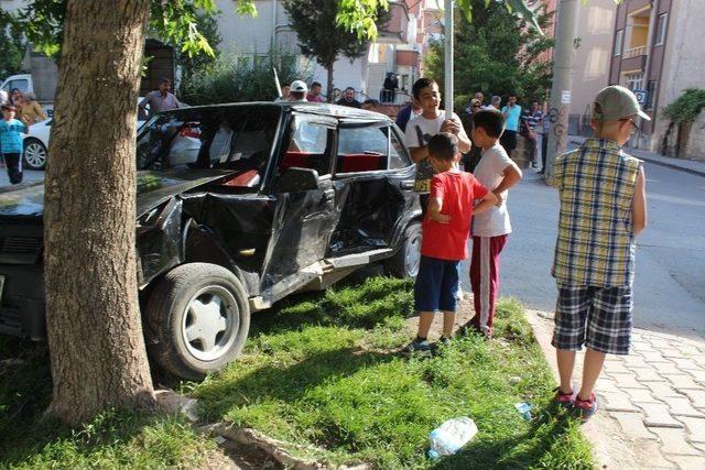 Otomobiller Çarpıştı, Mahallenin Çocuklar Kazayı İnceledi