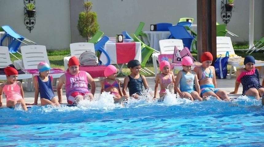 Buharkentli &Ccedil;ocuklar Y&uuml;zme &Ouml;ğreniyor