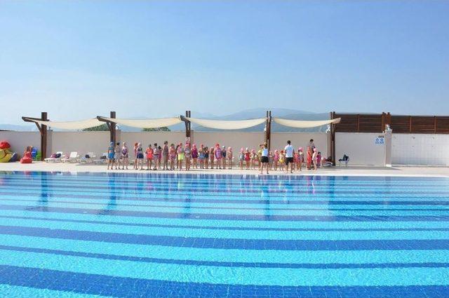 Buharkentli &Ccedil;ocuklar Y&uuml;zme &Ouml;ğreniyor 1