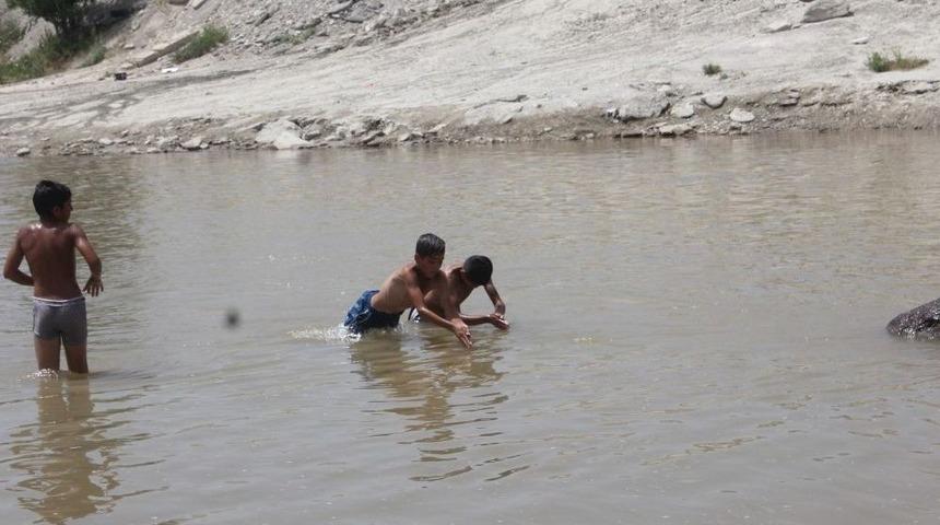 Ağrı&rsquo;da &Ccedil;ocuklar Murat Nehrinde Serinliyor