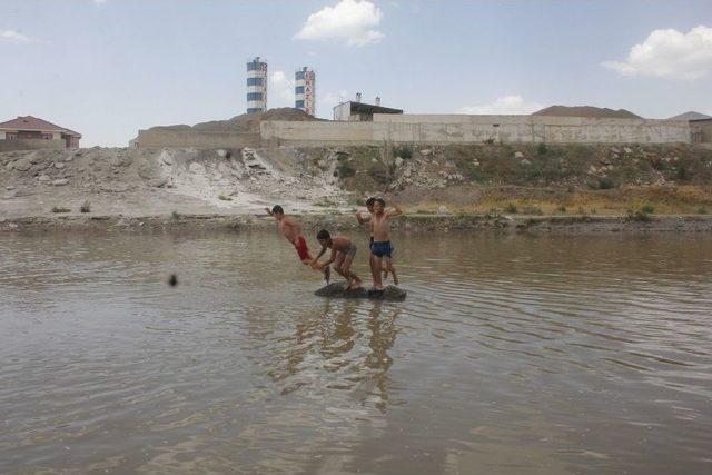 Ağrı&rsquo;da &Ccedil;ocuklar Murat Nehrinde Serinliyor 1