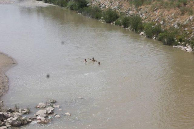 Ağrı&rsquo;da &Ccedil;ocuklar Murat Nehrinde Serinliyor 2