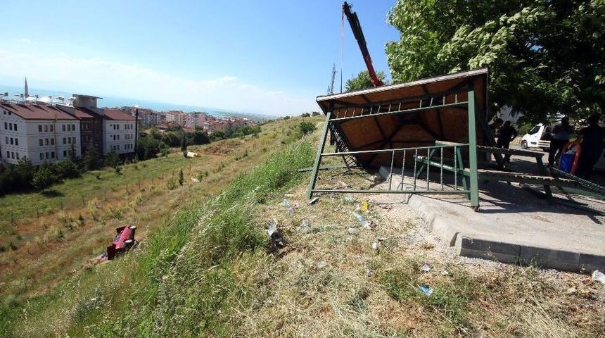 Kamelyaya &Ccedil;arpan Otomobil 25 Metrelik U&ccedil;uruma Yuvarlandı: 3 Yaralı